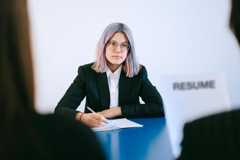 A candidate takes notes, gathering practical resume tips before scheduling interviews.